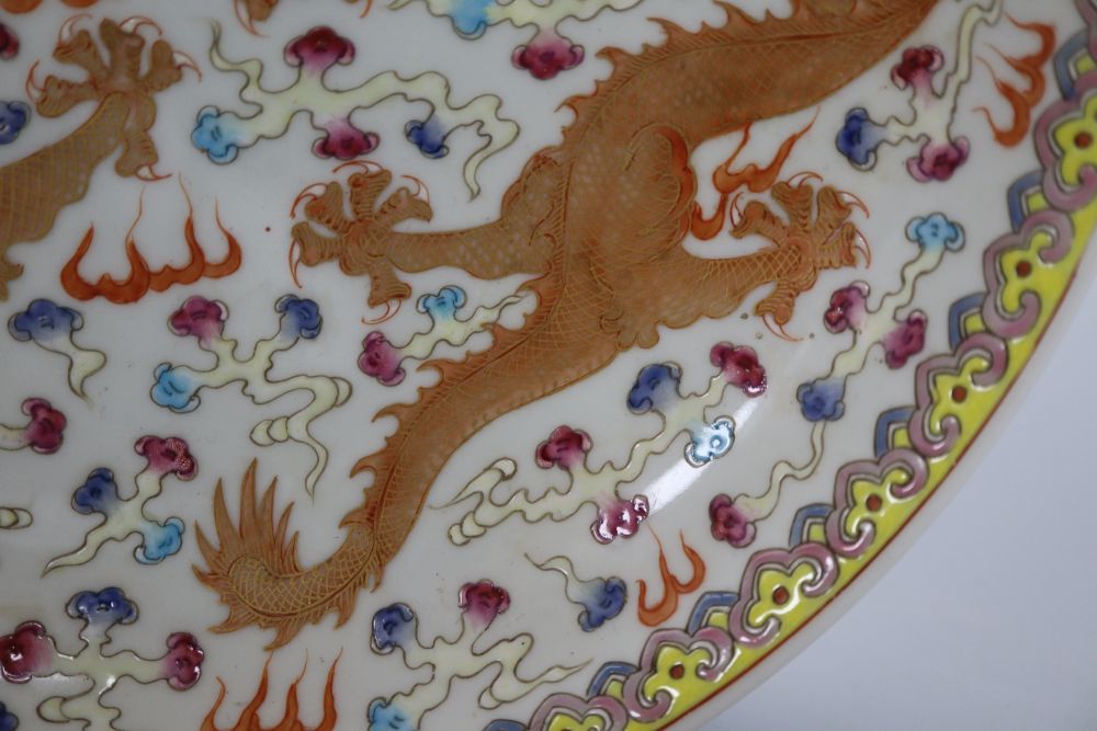 A Chinese famille rose dragon dish, diameter 25.5cm